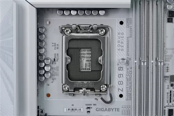 雪景房主机必看!技嘉电竞冰雕Z890 AORUS PRO ICE主板图赏