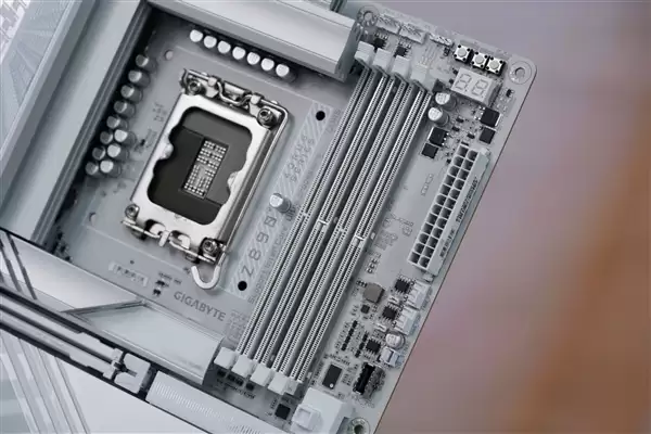 雪景房主机必看!技嘉电竞冰雕Z890 AORUS PRO ICE主板图赏