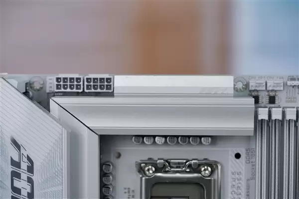 雪景房主机必看!技嘉电竞冰雕Z890 AORUS PRO ICE主板图赏