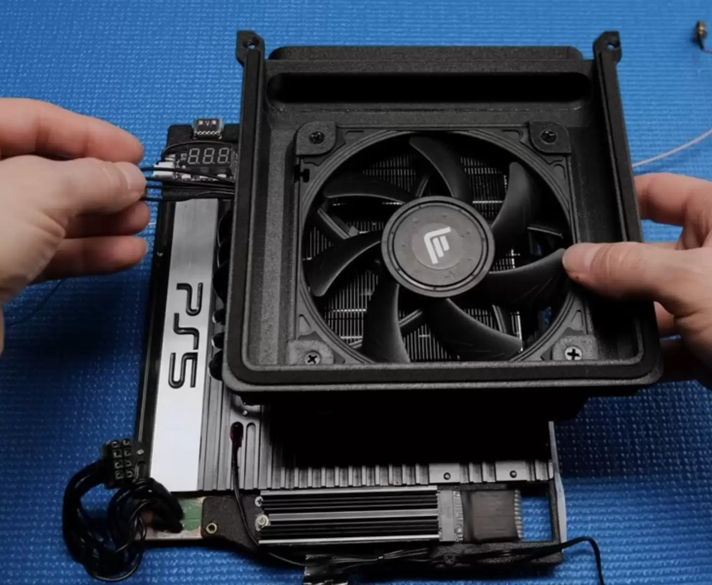 开发者将索尼 PS5 变为“迷你主机”,原版游戏机硬件纳入 6L 机箱中