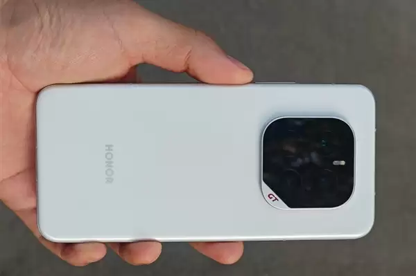 11月新机汇总：华为Mate 80领衔 史上最激进的Mate旗舰