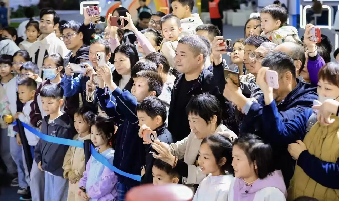 行业首个多模态语音交互机器人亮相连2025科大讯飞全球1024开发者节