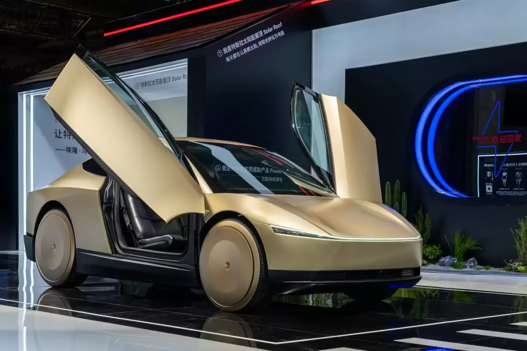 特斯拉 Cybercab 无人驾驶电动车亚太首秀，人形机器人一同亮相进博会