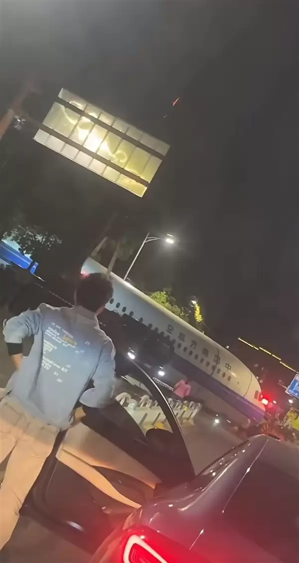 男子拍到武汉街头出现飞机 官方回应:系旧机拆解转运