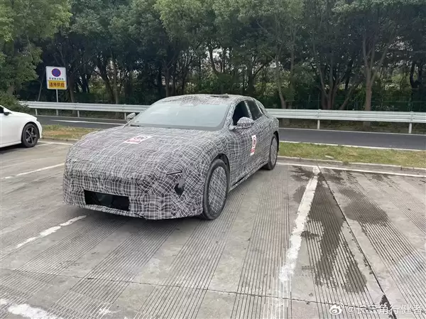 神秘新车现身高速服务区 知情人士称系阿维塔06猎装版