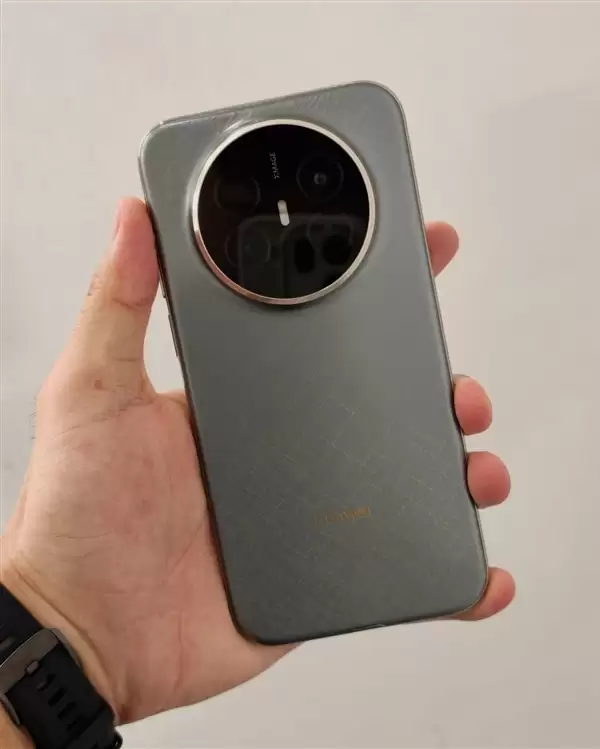 最薄Mate！华为Mate 70 Air真机现身：iPhone Air劲敌来了