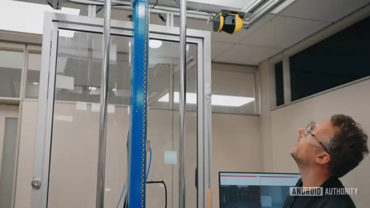 如何“折磨”一块玻璃？初探康宁实验室，机器人自动用砂纸摩擦屏幕盖板玻璃