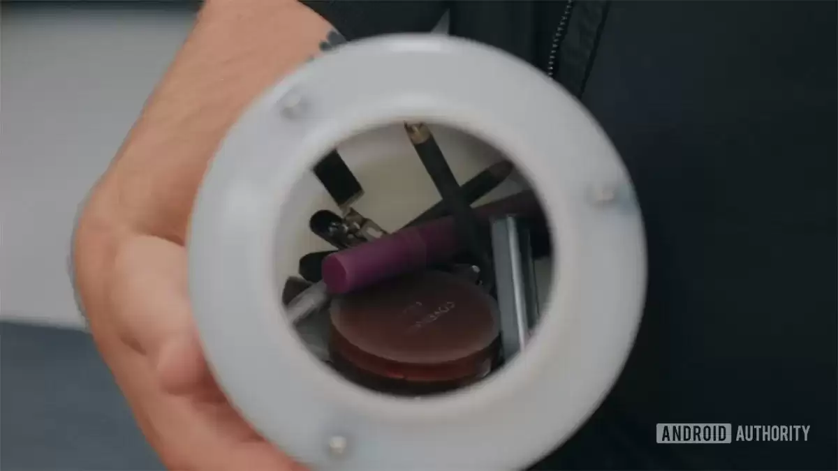 如何“折磨”一块玻璃？初探康宁实验室，机器人自动用砂纸摩擦屏幕盖板玻璃