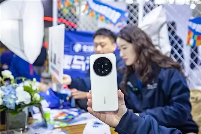 荣耀Magic8系列+荣耀手表5 Pro双buff加持荣耀战队征战北马展硬核实力