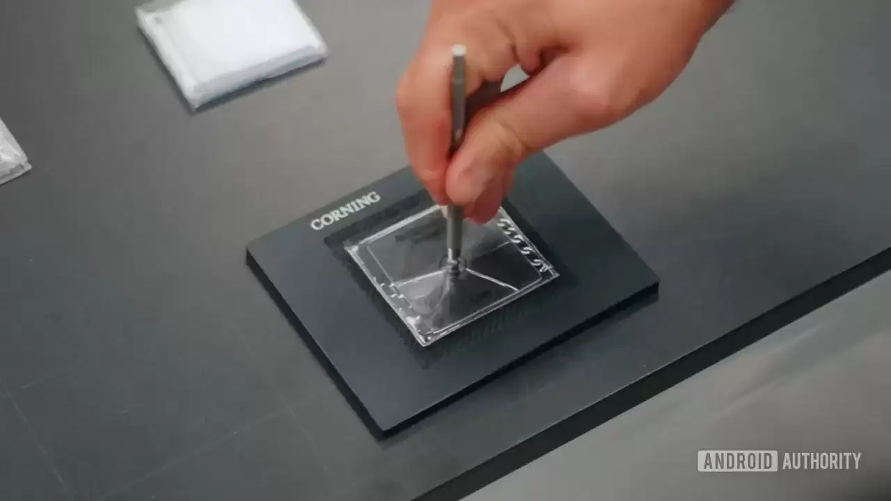 如何“折磨”一块玻璃？初探康宁实验室，机器人自动用砂纸摩擦屏幕盖板玻璃