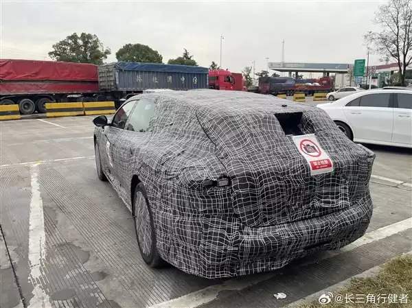 神秘新车现身高速服务区 知情人士称系阿维塔06猎装版