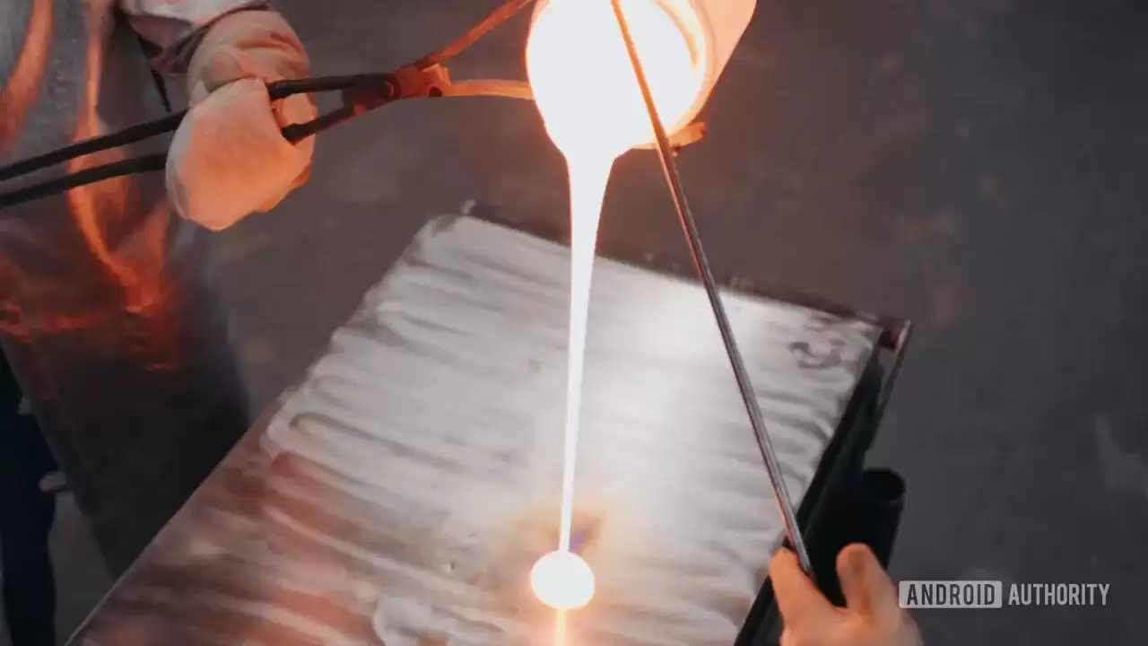 如何“折磨”一块玻璃？初探康宁实验室，机器人自动用砂纸摩擦屏幕盖板玻璃