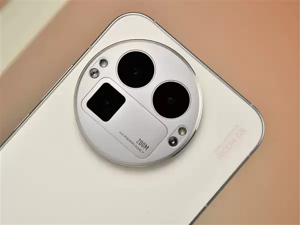 背屏、背部扬声器、可拆卸镜头模组:这些创新说明了什么