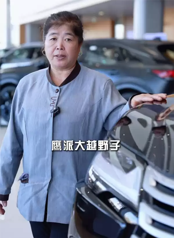 爆火!58岁保洁阿姨拍“土味说车”视频出圈:这黢黑大铧犁你喜欢吗