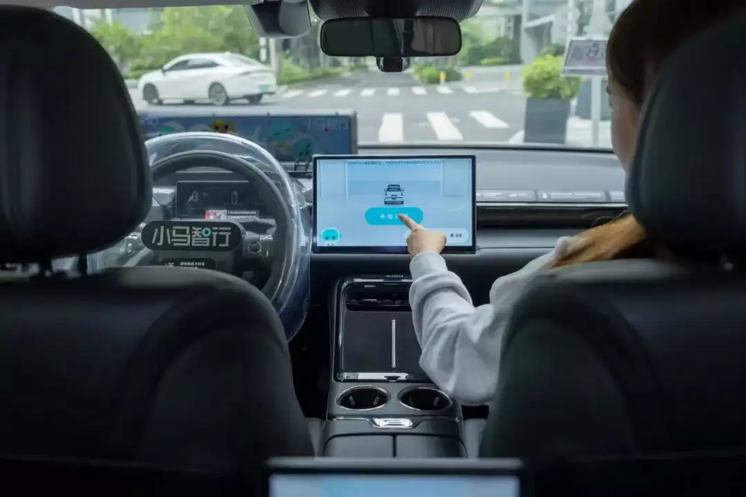 小马智行第七代自动驾驶出租车正式投运：全球首个基于车规级 SoC 芯片实现 L4 级全场景自动驾驶的 Robotaxi 车型，成本下降70%