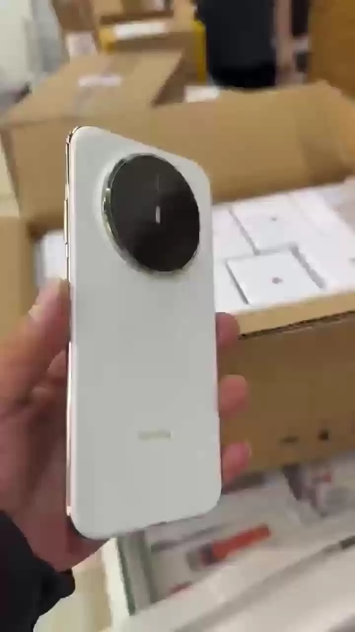 有 SIM 卡槽,华为 Mate 70 Air 真机细节曝光