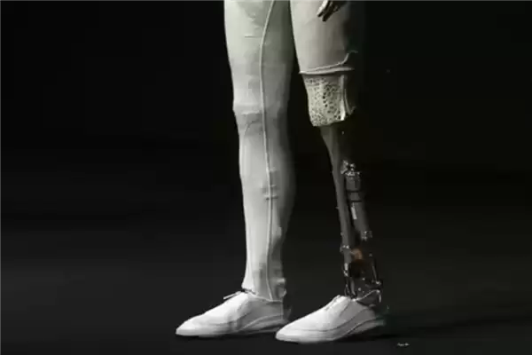 全球首位“AI机器人”代言人！小鹏全新一代Iron代言自家X9超级增程版