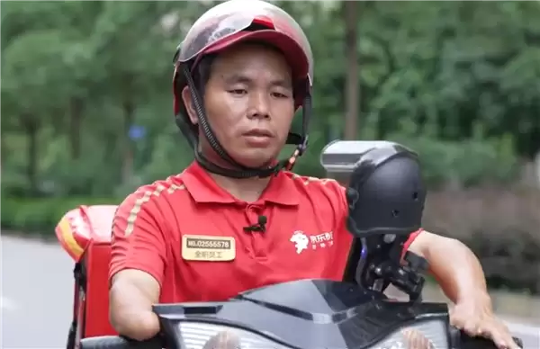 46岁断手大叔跑外卖养家还债：起步时一月超30单 被骂到想哭