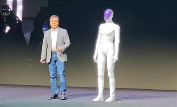 小鹏首款女性机器人现场“脱衣割肉”！历史上第一次机器人证明自己不是人