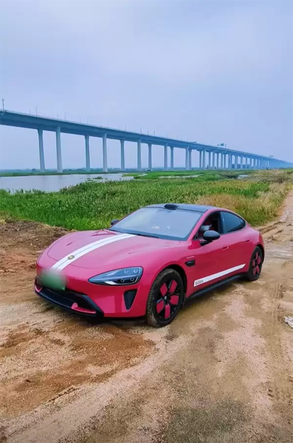 小米SU7竟被P成事故车造谣 女车主:好企业不该被大量抹黑