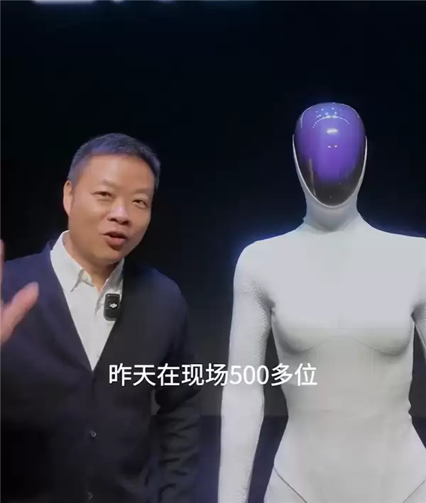 小鹏Iron机器人走路被质疑是真人 里面还穿着内裤！何小鹏脱衣展示