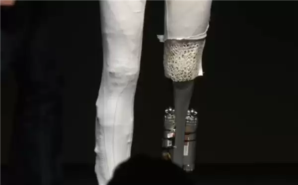 小鹏首款女性机器人现场“脱衣割肉”！历史上第一次机器人证明自己不是人