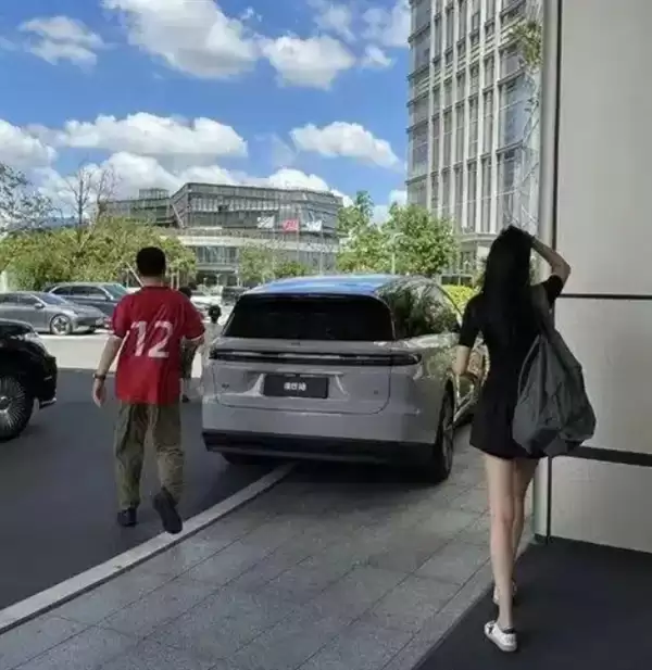 网友偶遇李想夫妇逛山姆超市 李想全程低头看手机