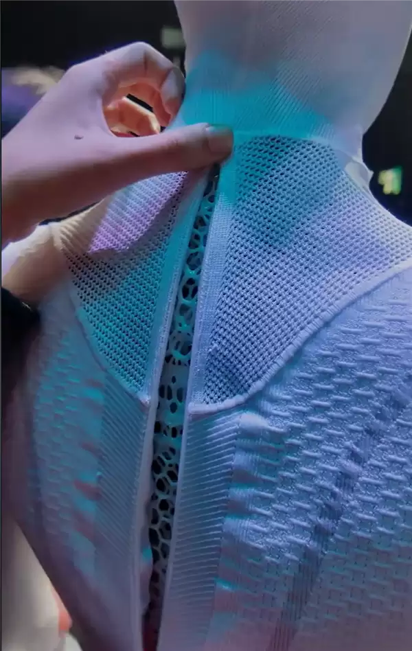 小鹏Iron机器人走路被质疑是真人 里面还穿着内裤！何小鹏脱衣展示