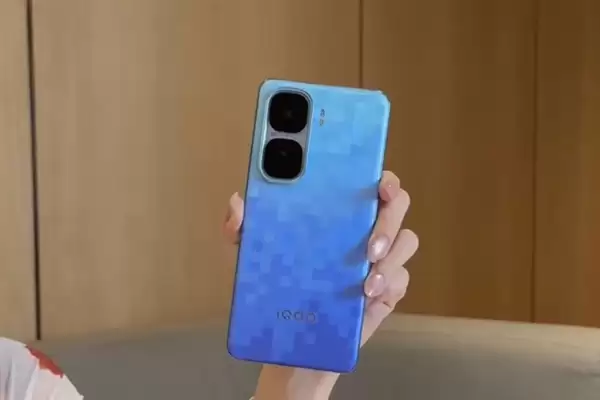 小屏用户又多了个选择!iQOO杀入小屏旗舰赛道