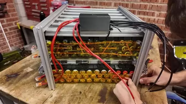 DIY大神使用500个一次性电子烟:成功为自己房屋供电!