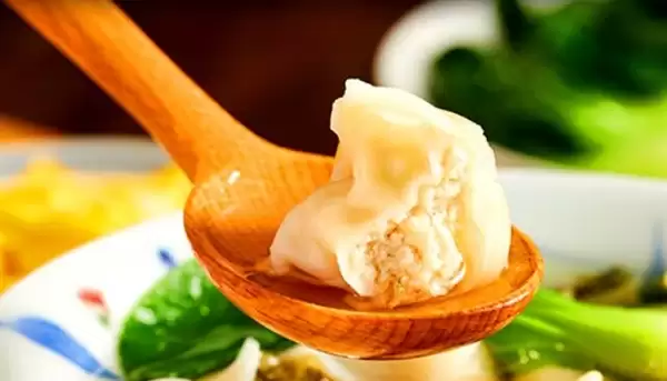 游客投诉点的馄饨上来抄手：店主解释二者为同一食物