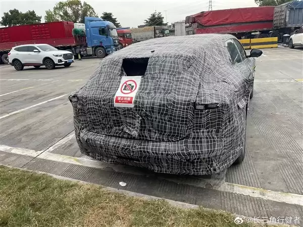 神秘新车现身高速服务区 知情人士称系阿维塔06猎装版