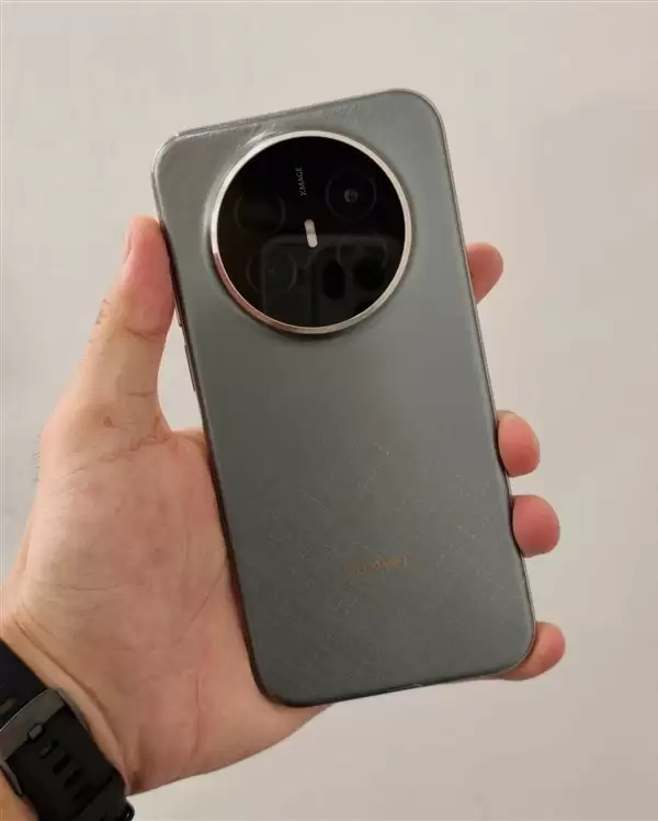 华为Mate 70 Air曝光：轻薄设计、金丝银锦工艺、鸿蒙6加持