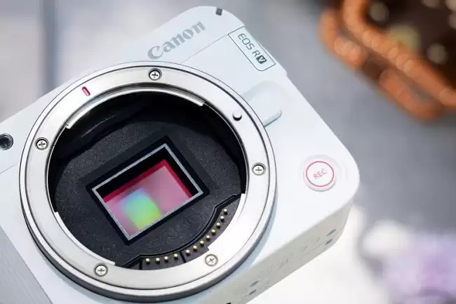 拍照用什么相机好？佳能R50V：轻巧、对焦快、人像好看就是标准答案