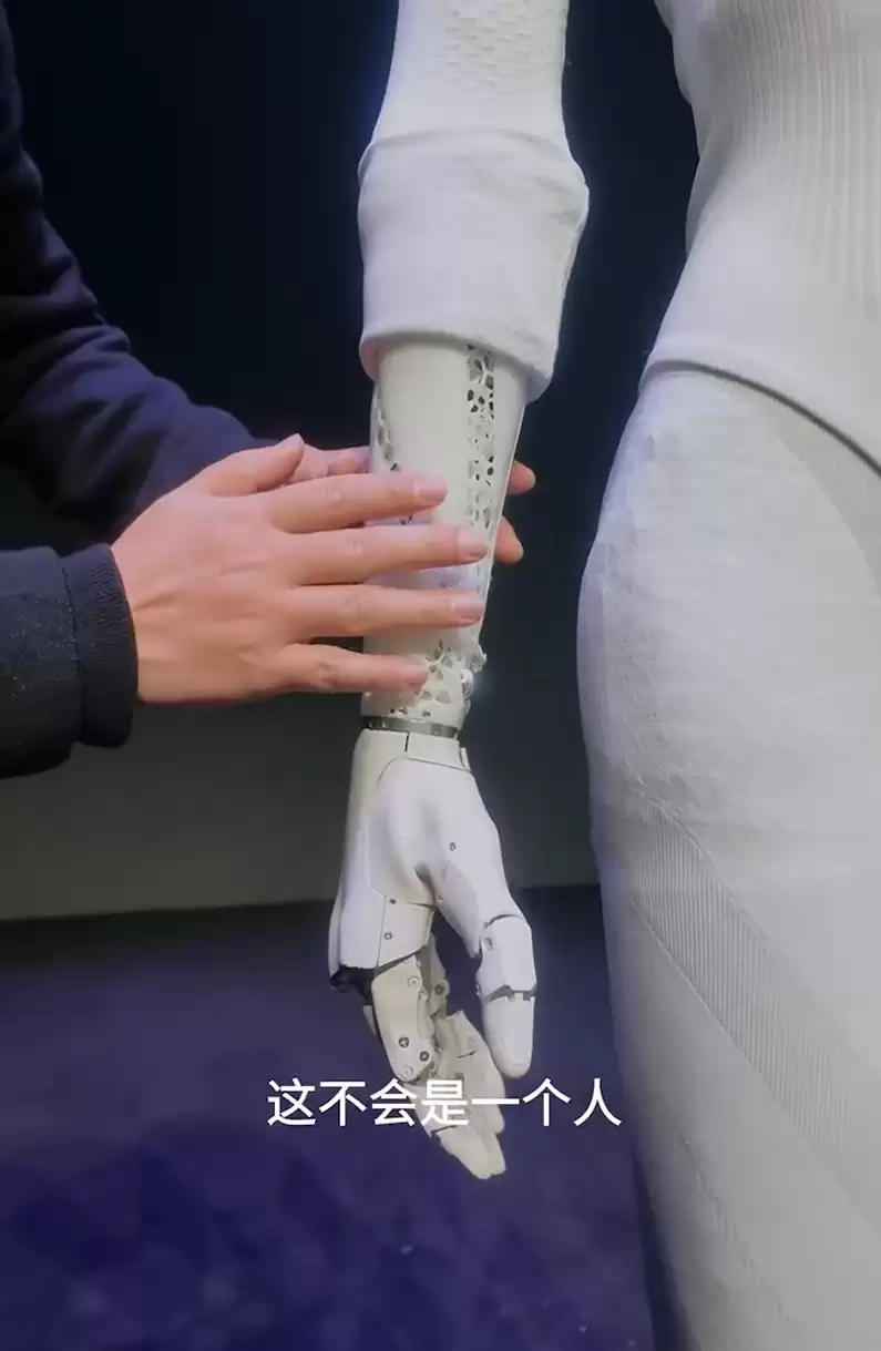 何小鹏发布一镜到底无剪辑视频，回应 IRON 机器人里“藏真人”质疑