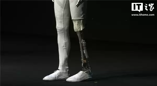 打破“真人伪装”谣言!小鹏直播剪开人形机器人 IRON 外衣、肌肉