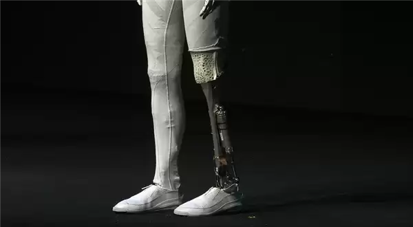 打破质疑！小鹏直播剪开机器人IRON外衣：里面不是真人