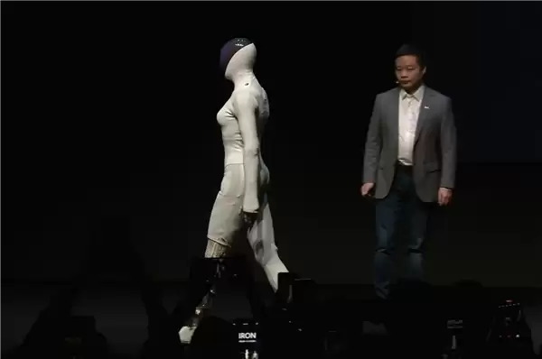 小鹏首款女性机器人现场“脱衣割肉”！历史上第一次机器人证明自己不是人