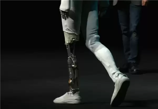 小鹏首款女性机器人现场“脱衣割肉”！历史上第一次机器人证明自己不是人