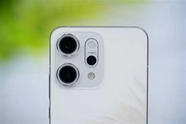 OPPO Reno15真机首次亮相：iPhone同款冷雕工艺、2亿像素主摄