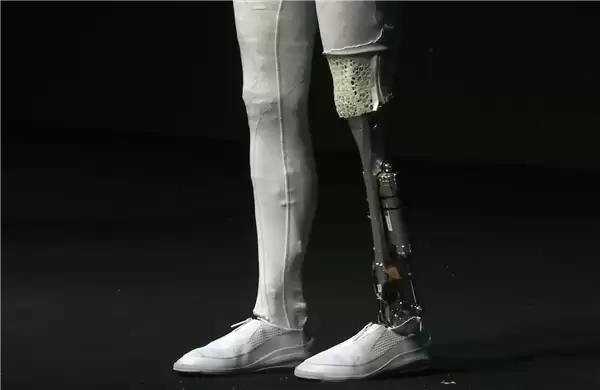 小鹏首款女性机器人现场“脱衣割肉”！历史上第一次机器人证明自己不是人