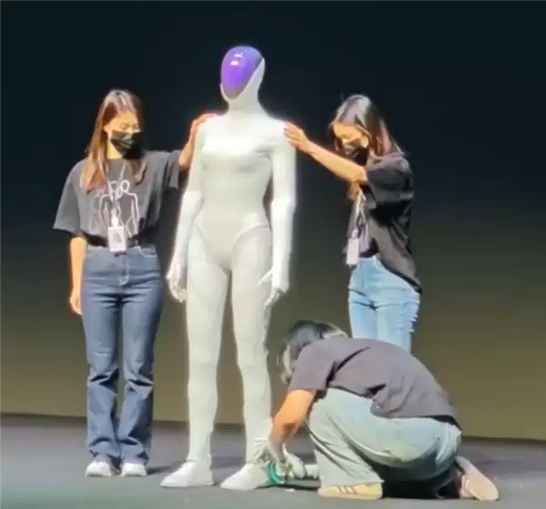 小鹏首款女性机器人现场“脱衣割肉”！历史上第一次机器人证明自己不是人