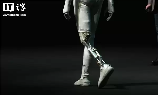 打破“真人伪装”谣言!小鹏直播剪开人形机器人 IRON 外衣、肌肉