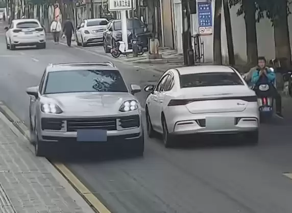 为避让越线车保时捷卡宴压马路牙子致爆胎 对方也需担责