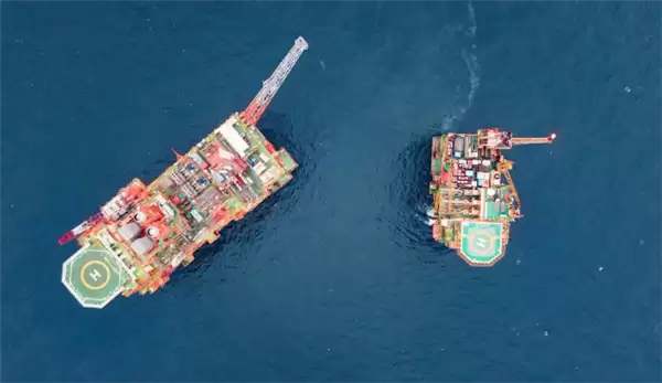 国产化率达95%！北部湾海域最大油气平台完成浮托安装