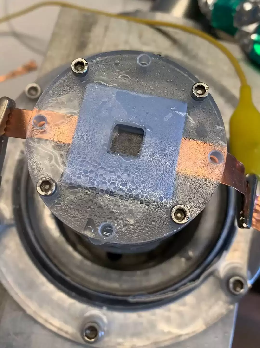 驾驭英伟达 4400W 功耗怪兽关键突破:AI 服务器“退烧”有方,已实现 800W / cm² 热通量