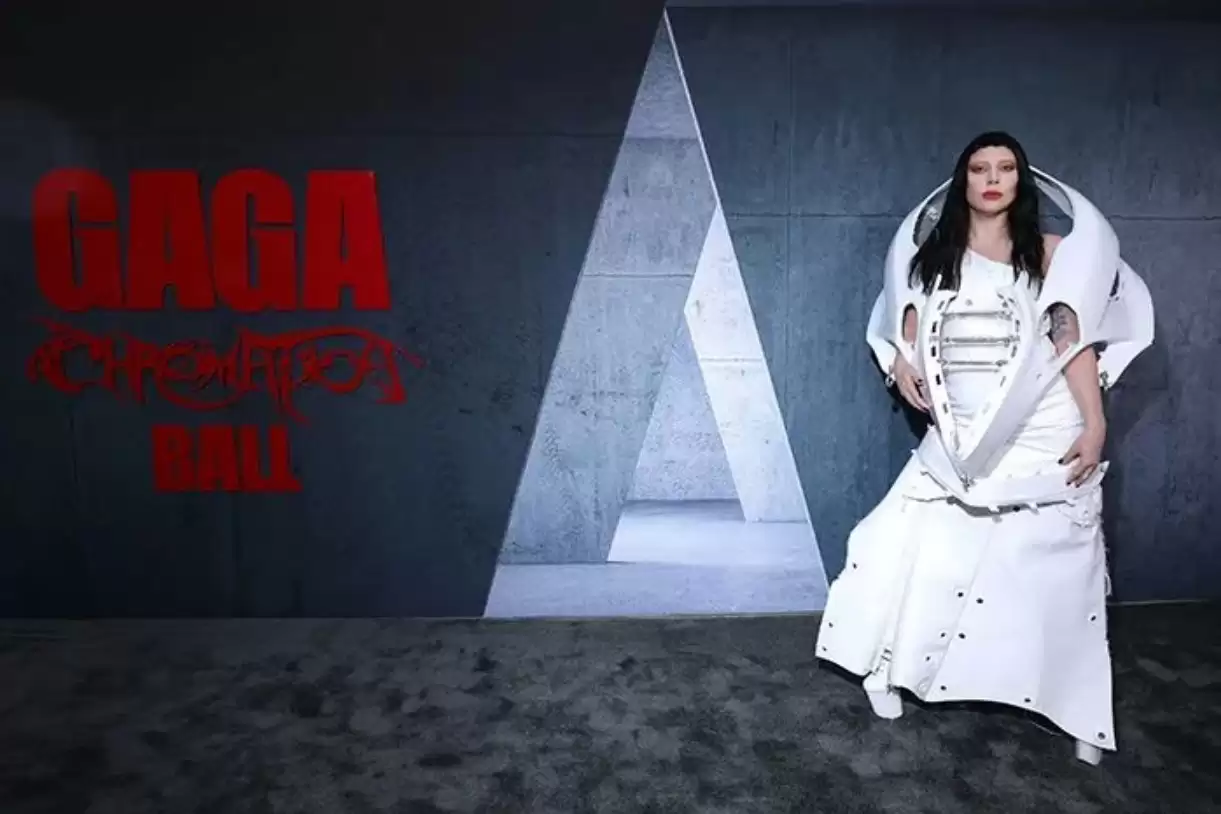 Lady Gaga扛汽车零件走红毯，强势回归雷帝造型