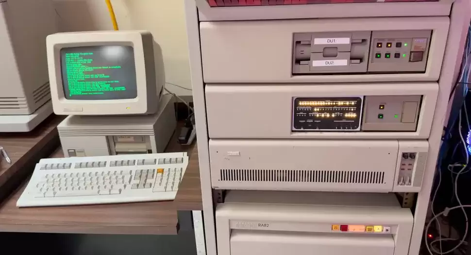 前微软工程师复原1983年古董磁盘驱动器