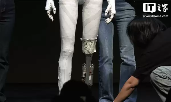 打破“真人伪装”谣言!小鹏直播剪开人形机器人 IRON 外衣、肌肉