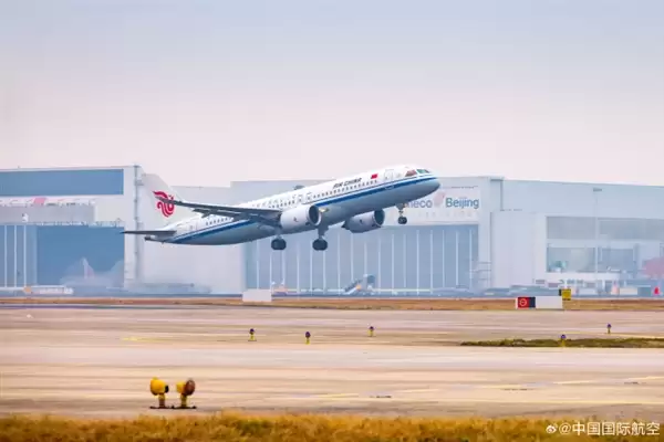 身披五星红旗!国航C919载旗首飞香港:民航最高礼仪水门迎接